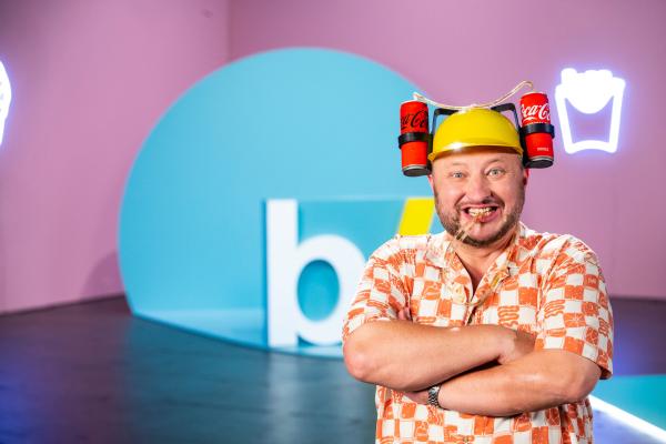 Bild 1 von 14: Sebastian Lege, Lilly Temme und Florian Reza nehmen das klebrige Geschäft von Coca Cola auseinander und decken die miese Masche hinter der zuckerfreien Cola Alternative auf.