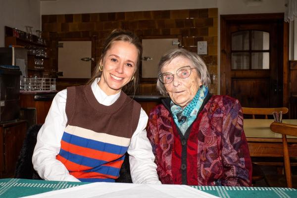 Bild 1 von 3: Im Bild. Kira Schinko mit der 92-jährigen Wirtin \