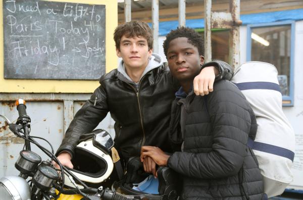 Bild 1 von 3: Gyllen (Fionn Whitehead, links) und William (Stéphane Bak).