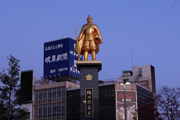 Bild 1 von 5: Goldene Statue des Kriegsherrn Oda Nobunaga in Gifu, Japan. Bis heute ist Nobunaga fest in der japanischen Erinnerungskultur verankert.