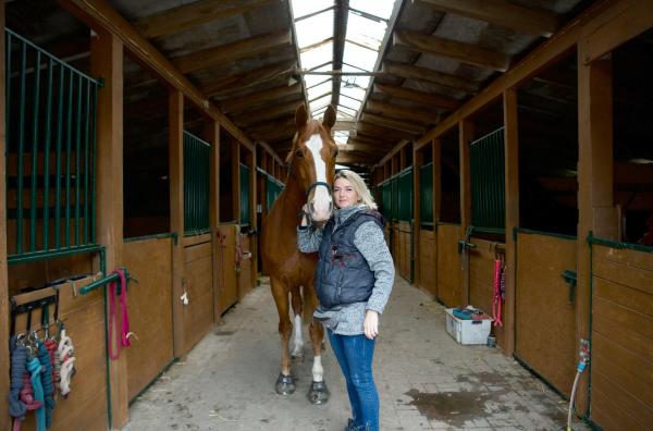 Bild 1 von 4: Edyta führt einen Reiterhof bei Posen, jongliert Kinder, Tiere und ihre krisenhafte Beziehung.