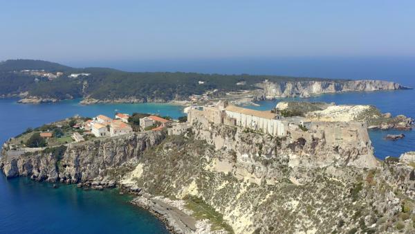 Bild 1 von 3: Die Abtei Santa Maria a Mare auf San Nicoal.