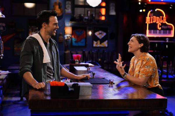 Bild 1 von 16: Max (Cheyenne Jackson, l.); Kat (Mayim Bialik, r.)