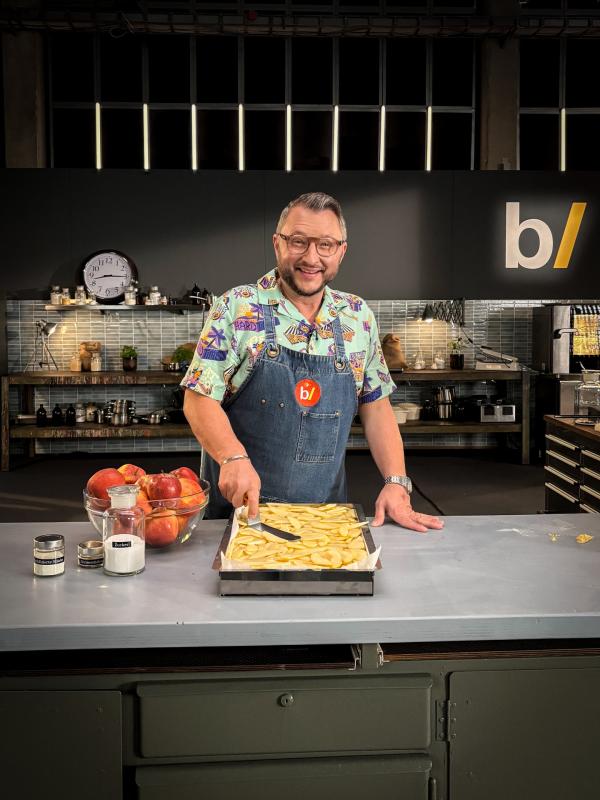 Bild 1 von 8: Um ihren Fahrgästen die langen Wege zu versüßen, bietet die Deutsche Bahn Apfelstreuselkuchen an. Dem süßen Klassiker fehlt es aber vor allem an der Hauptzutat - Butter.