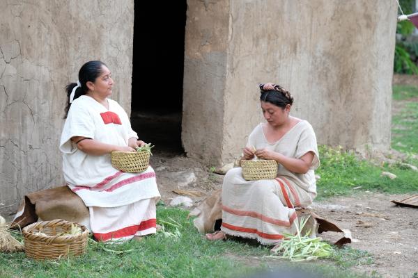 Bild 1 von 15: Jeder Mensch in der Gesellschaft der Azteken hatte eine Aufgabe. Männer wurden zu Kriegern ausgebildet, Frauen waren für die Aufgaben im Haus zuständig.