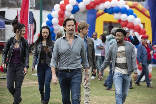 Bild 1 von 12: (v.l.n.r.) Riley Davis (Tristin Mays); Desi Nguyen (Levy Tran); Russ Taylor (Henry Ian Cusick); Angus MacGyver (Lucas Till); Wilt Bozer (Justin Hires)