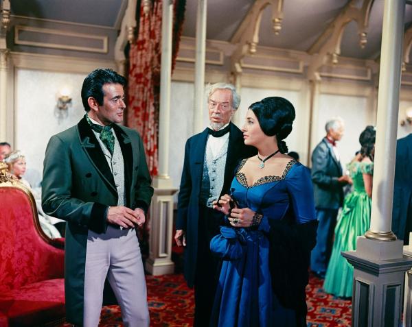 Bild 1 von 4: Paul Regret (Stuart Whitman, l.); Pilar Graile (Ina Balin, r.)