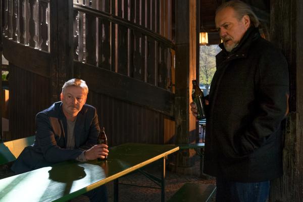 Bild 1 von 9: Für Richard Voss (Jan-Gregor Kremp, r.) sind die Ermittlungsmethoden von Jochen Maurer (Max Herbrechter, l.) fragwürdig und stellt ihn deshalb zur Rede.