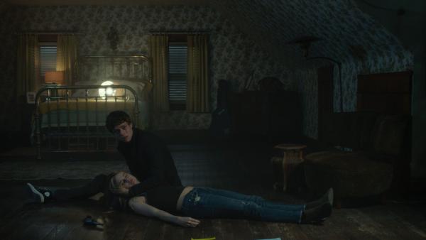 Bild 1 von 9: Sasha (Cressida Bonas, l.); Elliot (Douglas Smith, r.)