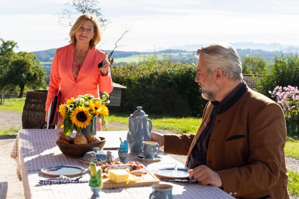 Bild 1 von 7: Kommissar Stadler (Dieter Fischer, r.) hat schon früh den Tisch gedeckt und ist nun enttäuscht, dass Marie Hofer (Karin Thaler, l.) keine Zeit hat, gemeinsam mit ihm zu frühstücken.