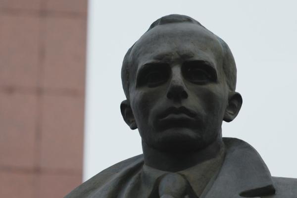 Bild 1 von 6: Statue von Stepan Bandera in Lwiw (Westukraine).