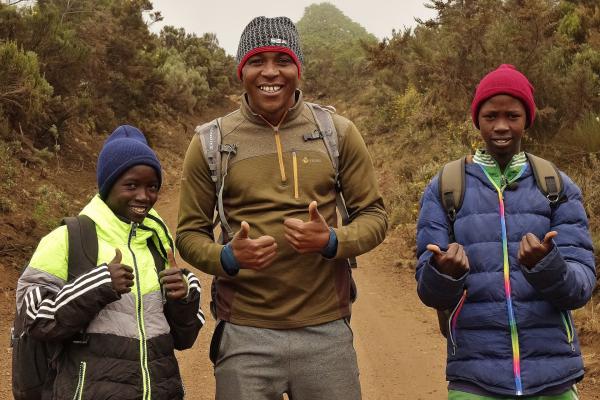 Bild 1 von 14: Zusammen mit dem Trainer Athumani wollen Bariki und Stephano auf dem Kilimandscharo ein spezielles Höhentraining machen. Dazu steigen sie vom Nationalparkeingang bis zum Shira Plateau auf.