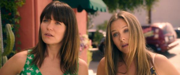 Bild 1 von 8: Adrianne (Katie Aselton, l.); Jill (Alicia Silverstone, r.)