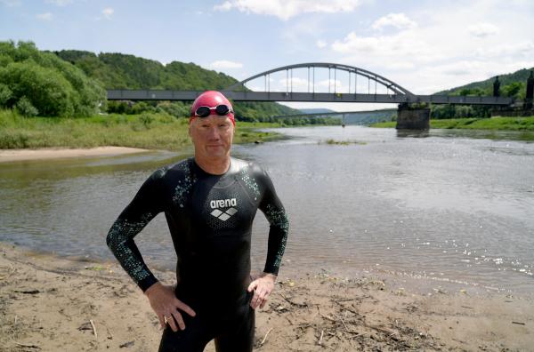 Bild 1 von 3: Professor Andreas Fath durchschwimmt die Elbe im Dienst der Umweltforschung ? er sucht nach Mikroplastik.