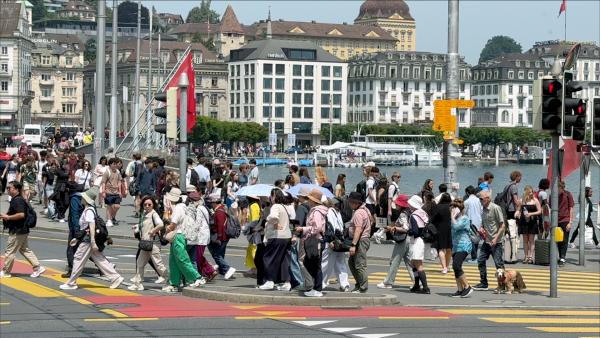 Bild 1 von 2: Noch nie haben so viele Touristen und Touristinnen die Schweiz besucht wie 2025 - der dritte Rekord in Folge.