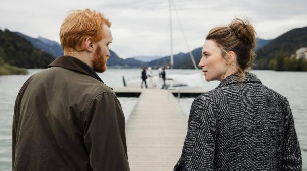 Bild 1 von 25: Kommissarin Grünwald (Lisa Schützenberger) und Ganslinger (Franz Josef Danner) auf dem Weg zum Segelboot - dem Fundort des ersten Opfers. Ganslinger informiert sie über die Identiät des Opfers.