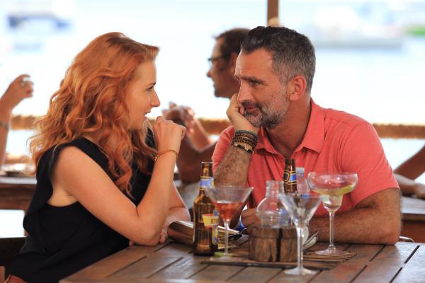 Bild 1 von 4: Noch genießen Sophie Boyd (Amy Beth Hayes) und ihr fester Freund Tom Lewis (John Marquez) ihre Zeit zu zweit. Doch schon kurz nach ihrem Treffen verschwindet Tom. Er wurde ermordet.