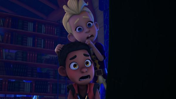 Bild 1 von 3: Finn und Aline haben sich heimlich in die Bibliothek geschlichen, wo die für Kinder verbotene Horrorshow-Aufführung stattfindet.