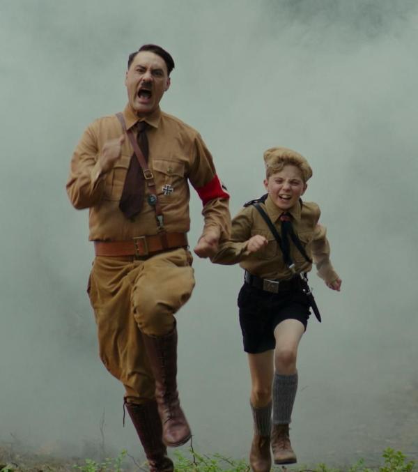 Bild 1 von 12: Adolf (Taika Waititi, l.); Jojo (Roman Griffin Davis, r.)