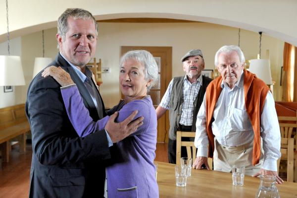 Bild 1 von 2: Im Bild (v.li.): Harald Krassnitzer (Thomas Stickler), Christine Ostermayer (Hermine Schnell), Branko Samarovski (Blasius Schmalzl), Wolfgang Hübsch (Gottfried Schnell).