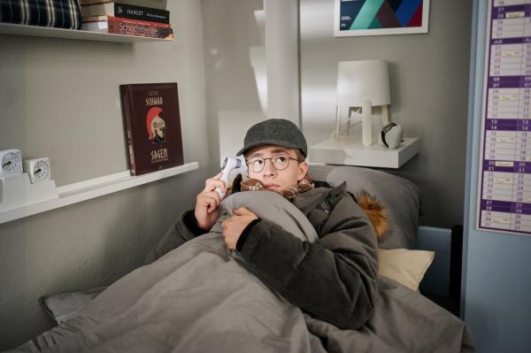 Bild 1 von 4: Gustav (Tamino Schenke) glaubt, er sei krank.
© mdr/Saxonia Media/Felix Abraham - Honorarfreie Verwendung gemäß AGB im redaktionellen Zusammenhang mit genannter Sendung bei Nennung \