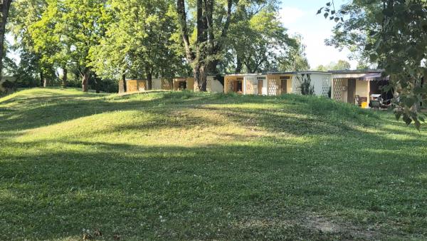 Bild 1 von 21: Die Kabanen im Gänsehäufel, dem Donau-Strandbad von Wien. Urlaub im Strandbad für kleines Geld.