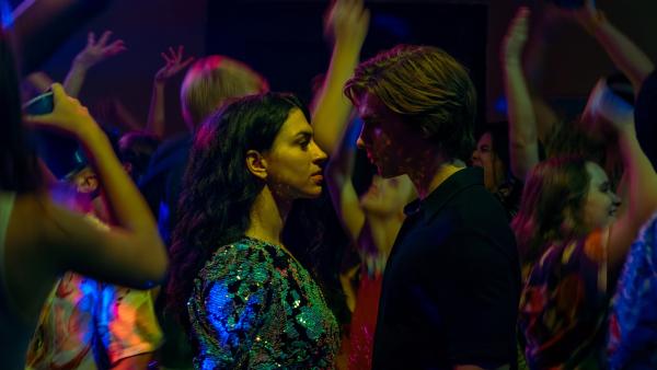 Bild 1 von 2: Nicolas Dardenne (Gustav Schmidt, r.) und Louna Lloris (Anna Bardavelidze, l.) feiern Nicos letzte Nacht in Freiheit, dabei kommen sie sich so nah wie noch nie.
