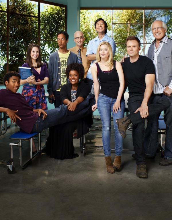 Bild 1 von 21: (4. Staffel) - Community - Eine ganz spezielle Lerngruppe: (v.l.n.r.) Troy Barnes (Donald Glover), Annie Edison (Alison Brie), Abed Nadir (Danny Pudi), Shirley Bennett (Yvette Nicole Brown), Dean Pelton (Jim Rash), Senor Chang (Ken Jeong), Britta Perry (Gillian Jacobs), Jeff Winger (Joel McHale) und Pierce Hawthorne (Chevy Chase) ...