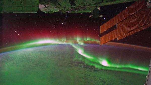 Bild 1 von 5: An den Polen der Erde entstehen bunte Lichtphänomene, sogenannte Polarlichter, durch den Sonnenwind.