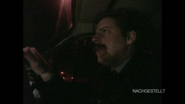 Bild 1 von 2: Alan Godfrey, ein Polizist aus West Yorkshire, war in seinem Streifenwagen unterwegs, um Berichten über entlaufene Kühe nachzugehen, als sein Auto plötzlich in strahlend weißes Licht gebadet wurde.