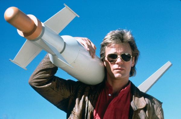 Bild 1 von 4: (1. Staffel) - Seine Aufgabe: Die Erledigung von Sondermissionen im Auftrag der Phoenix Foundation. Sein Name: Angus MacGyver (Richard Dean Anderson).