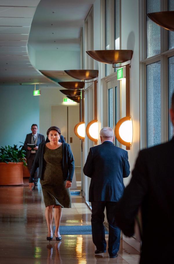 Bild 1 von 4: Auch nach dem Tod von Jess Clarke kämpft Senatorin Alex Irving (Deborah Mailman) weiter dafür, das Verbrechen um Marcie Macleans Tod und Minister Cartwrights Vertuschungsversuche aufzudecken.