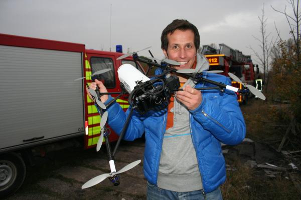 Bild 1 von 7: Willi mit einer Drohne.