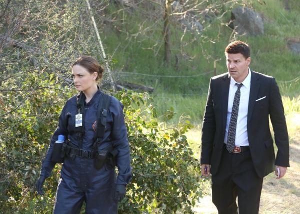 Bild 1 von 8: Temperance Brennan (Emily Deschanel, l.); Seeley Booth (David Boreanaz, r.)