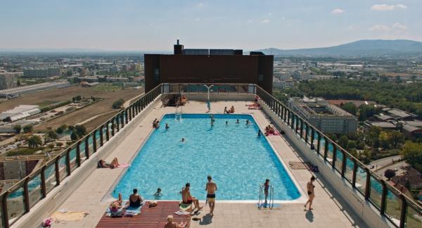 Bild 1 von 6: Auf jedem der Wohnpark-Türme gibt es einen Pool für die Bewohnerinnen und Bewohner.