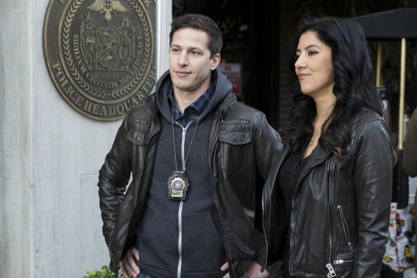 Bild 1 von 14: Jake Peralta (Andy Samberg, l.); Rosa Diaz (Stephanie Beatriz, r.)