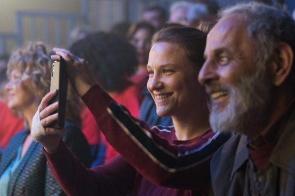 Bild 1 von 6: Valentine (Yeelem Jappain, l.);