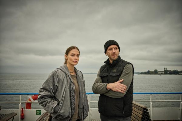 Bild 1 von 15: Im Bild: Die Zöllner Lara Kamp (Laura Berlin) und Simon Welke (Knut Berger).