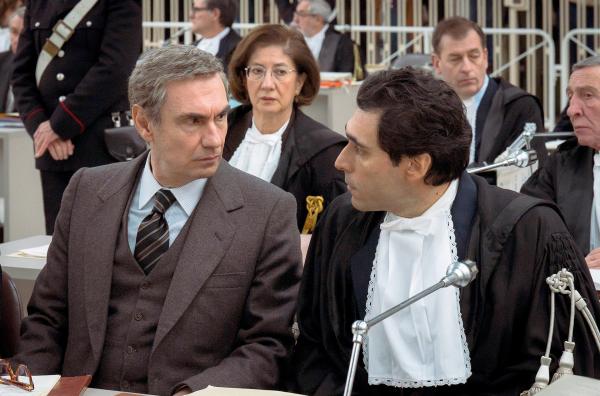 Bild 1 von 1: Der berühmte italienische TV-Showmaster Enzo Tortora (Fabrizio Gifuni, vorne li.) neben seinem Verteidiger Raffaele Della Valle (Davide Mancini, vorne re.)