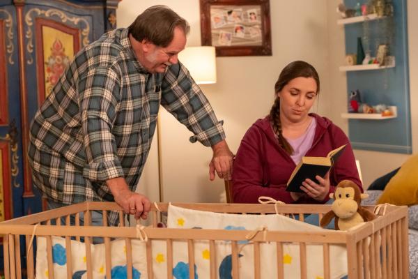 Bild 1 von 8: Sophia (Patricia Freund) erklärt Stadlbauer (Andreas Geiss), dass es Sissis (Sissi, KLD) Sprachentwicklung helfen wird, wenn sie ihr aus \