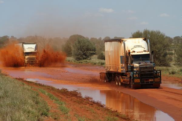 Bild 1 von 3: Matt Riches' convoy travelling through to Warburton.