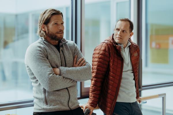 Bild 1 von 15: Durch das Gespräch über ihre verstorbene Mutter nähern sich Markus Kofler (Sebastian Ströbel, l.) und sein Halbbruder Jan Fugain (Arne Löber, r.) wieder an.