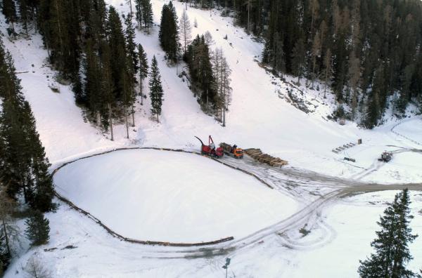 Bild 1 von 4: Ein Schneehügel wird über den Sommer als Reserve für die nachfolgende Wintersaison gelagert.