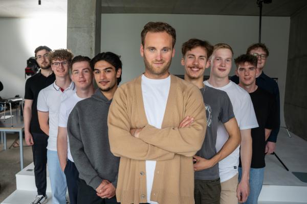 Bild 1 von 5: Machen sich Männer zu viel Leistungsdruck beim Sex? Und wie wird unsere Vorstellung davon durch Gesellschaft und Popkultur geprägt. Leon Windscheid fragt eine Gruppe junger Männer.