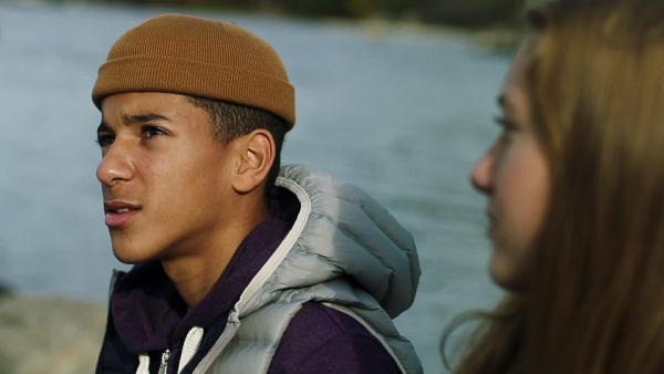 Bild 1 von 3: Tara (Maya Ystenes, rechts) ist jetzt offiziell mit Jonas (Christopher Nordlie, links) zusammen und begleitet ihn zum Sprungturm. Dort findet Benjamin gute Gründe, nicht zu springen. Er kann, oder will, nicht beweisen, dass er tatsächlich vom Turm springen kann.