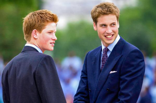 Bild 1 von 3: Harry (li.) und William (re.), Juni 2002: An der Ungerechtigkeit, dass die Thronfolge nichts mit Leistung oder Verdienst zu tun hat, hat sich Harry sein Leben lang abgearbeitet. William trägt die Bürde, seinem Land und der Krone zu dienen.