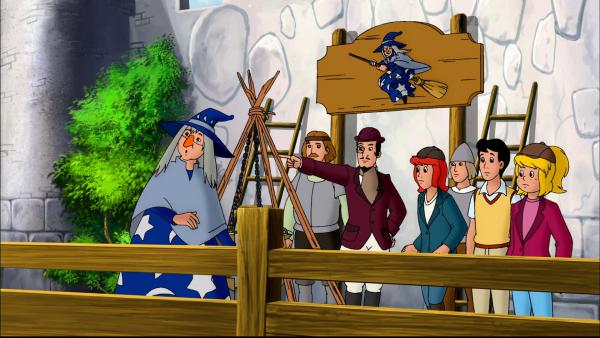 Bild 1 von 9: Der Graf (3.v.l.) zeigt Bibi (r.), Tina (M.) und Alex (2.v.r.) das bunte Mittelalterfest, das er veranstaltet.