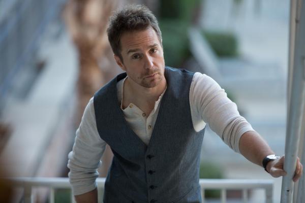 Bild 1 von 11: Francis (Sam Rockwell) hat viele Feinde aus seinem alten Leben, die jede Gelegenheit nutzen, um ihn anzugreifen. Ob er sich immer verteidigen kann?