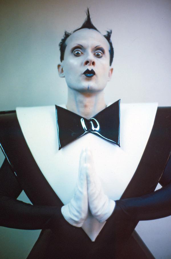 Bild 1 von 2: Klaus Nomi (1983): Der vielschichtige Künstler sorgte mit einem Außerirdischen-Look für Furore.