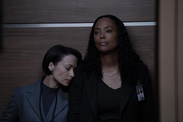 Bild 1 von 6: Rebecca Wilson (Nicole Pacent, l.); Dr. Tara Lewis (Aisha Tyler, r.)